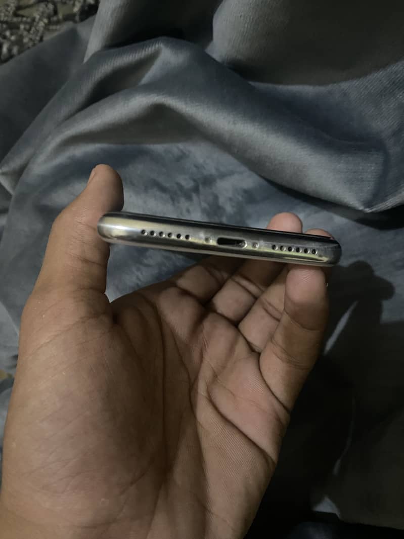 Apple iPhone X 4