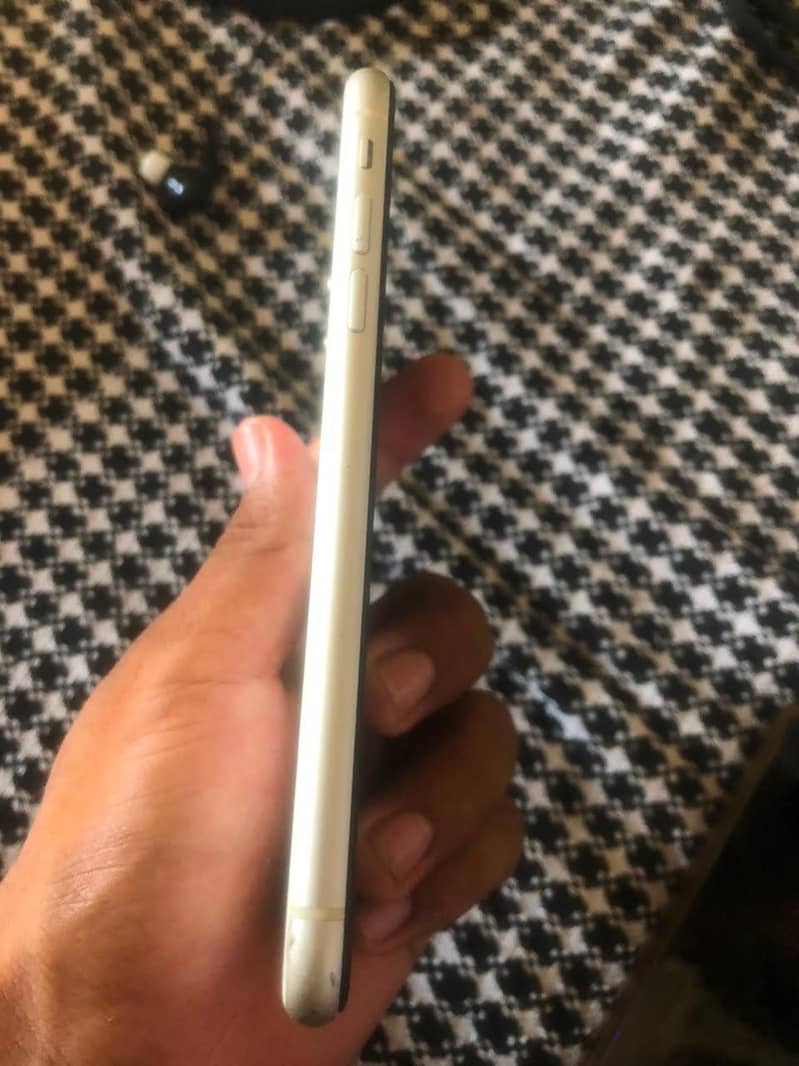 Apple iPhone 11 3
