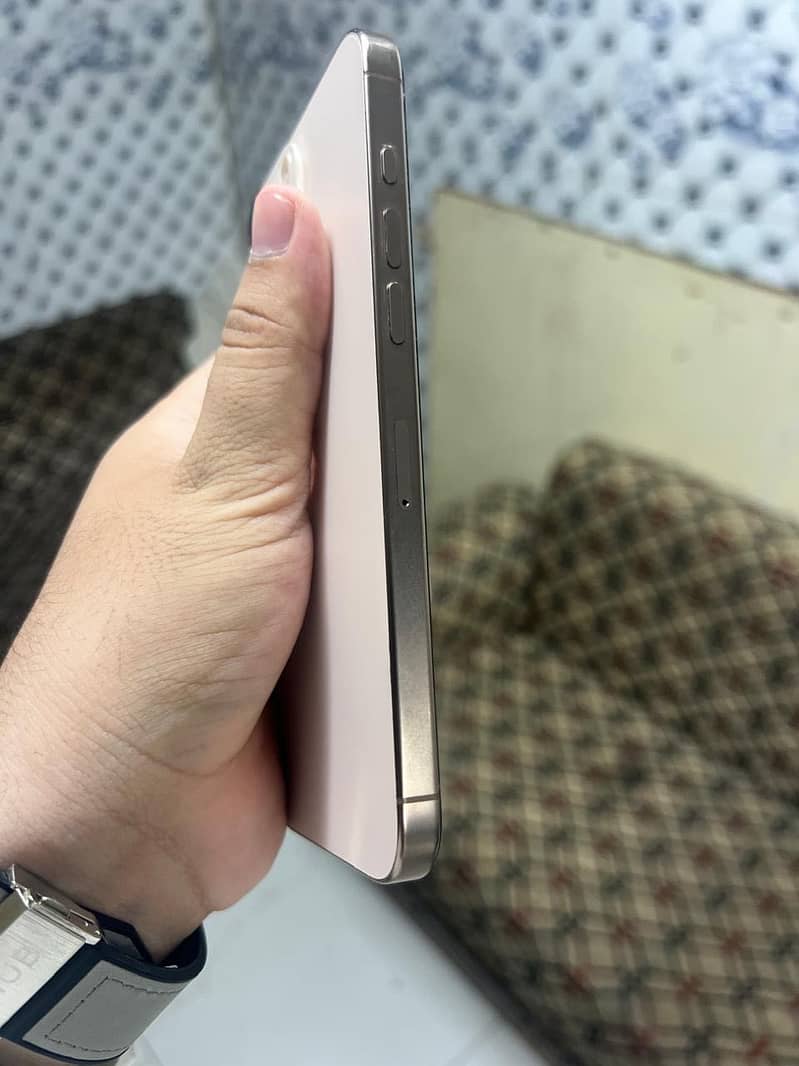Apple iPhone 16 Pro Max 2