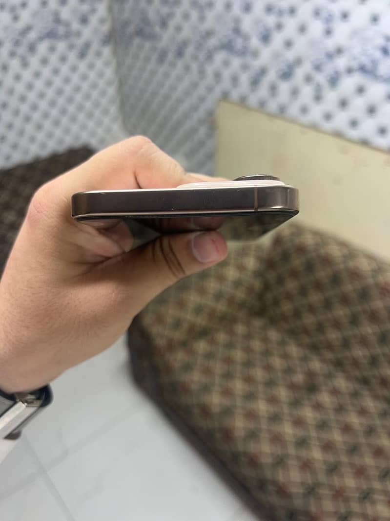 Apple iPhone 16 Pro Max 4