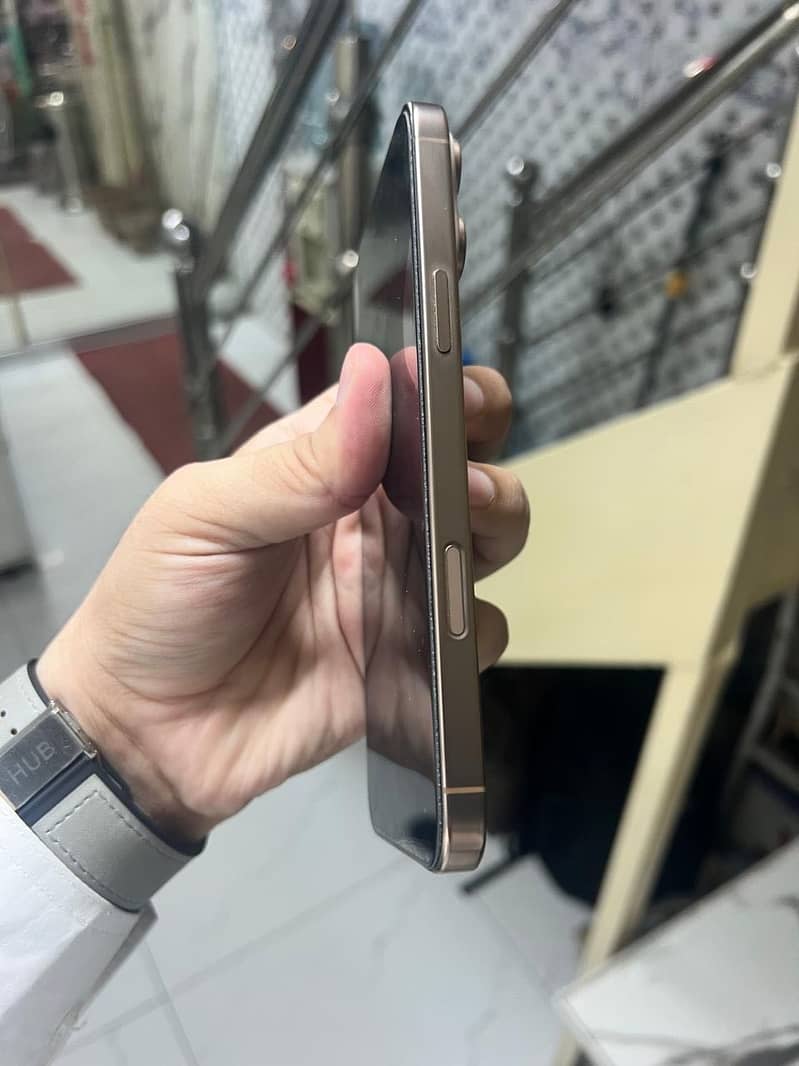 Apple iPhone 16 Pro Max 6
