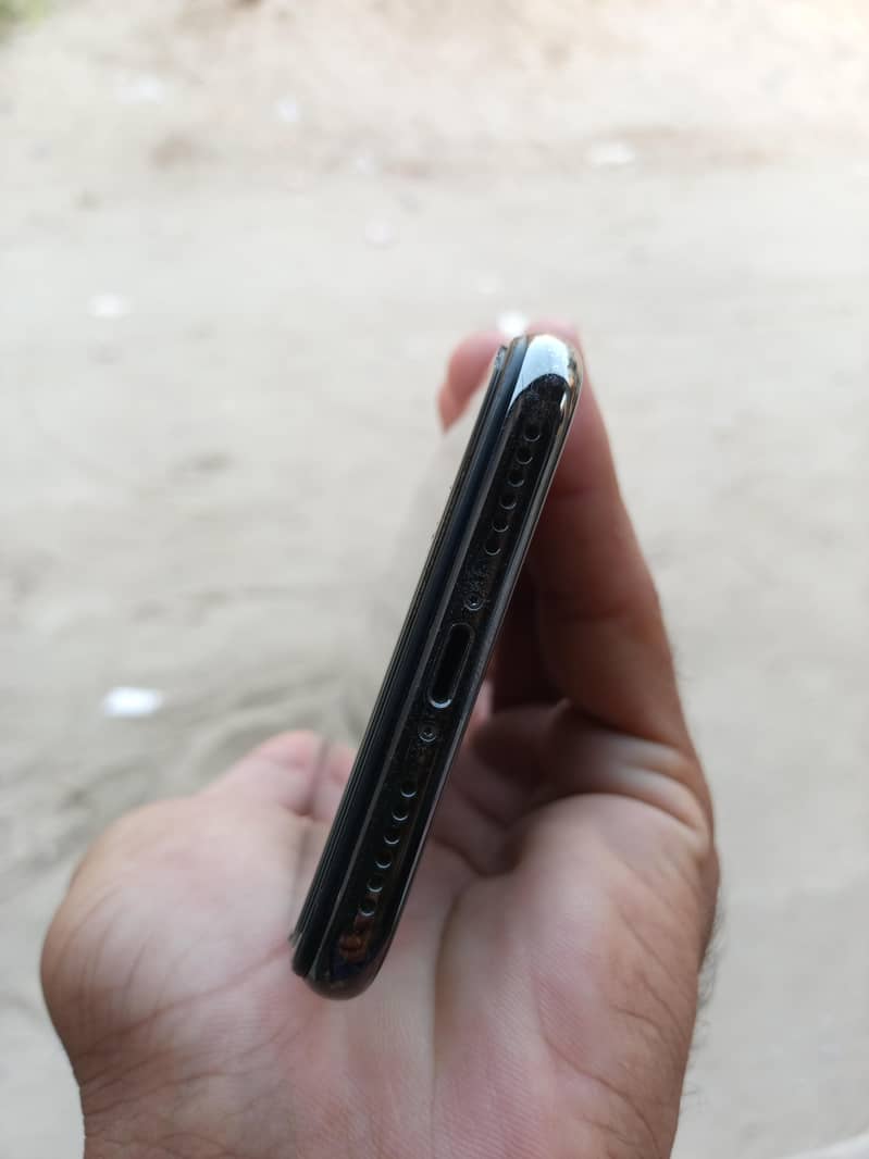 Apple iPhone X 4