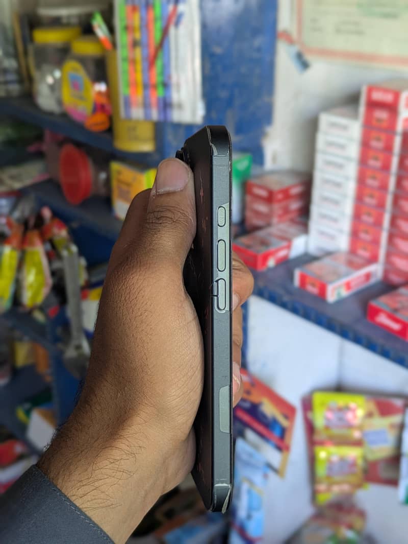 Apple iPhone 16 5