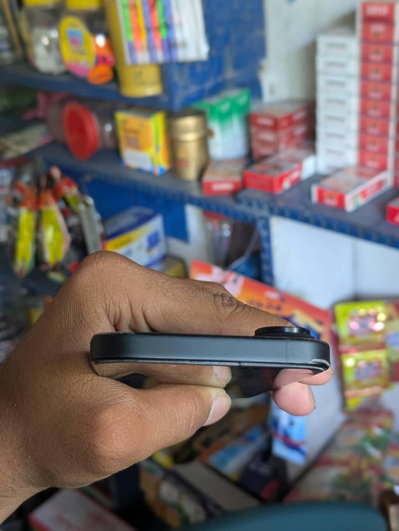 Apple iPhone 16 7