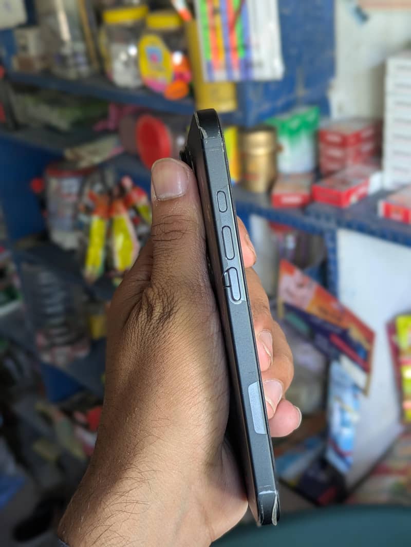 Apple iPhone 16 8