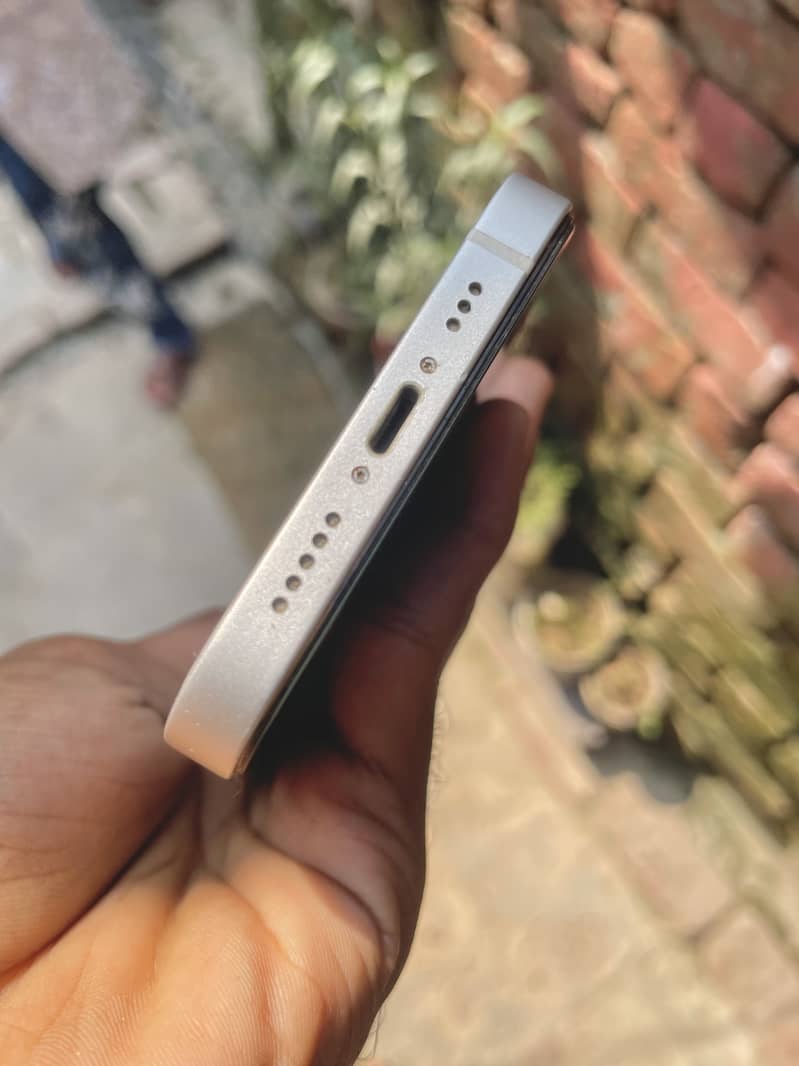 Apple iPhone 12 4