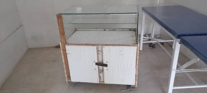 GLASS SHOW CASE