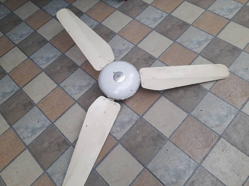2 Ceiling Fans 4