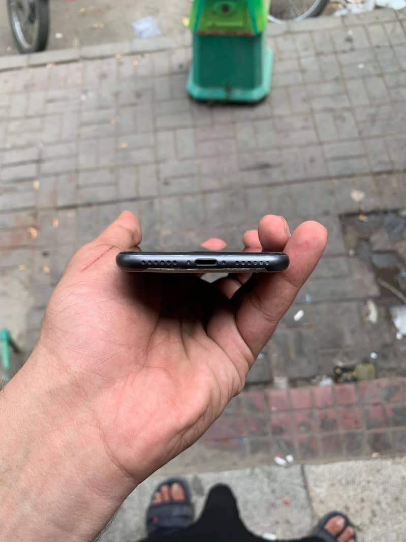 Apple iPhone 8 4
