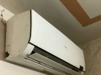 1.5 tone ac chal raha hai laga hoya hai