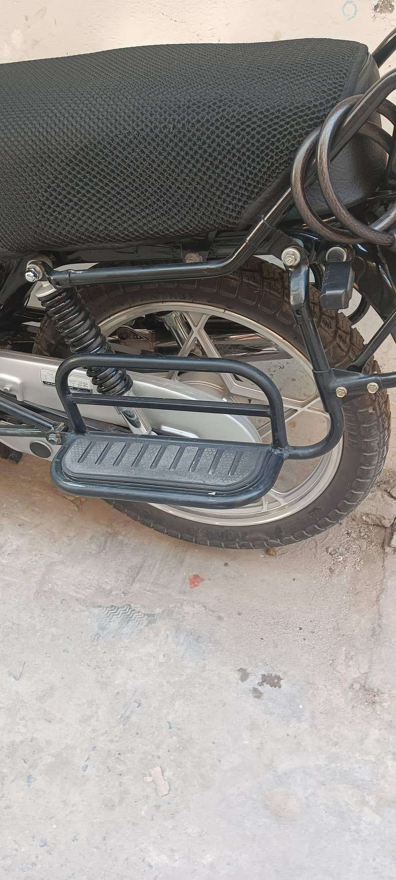 Suzuki GS150 1