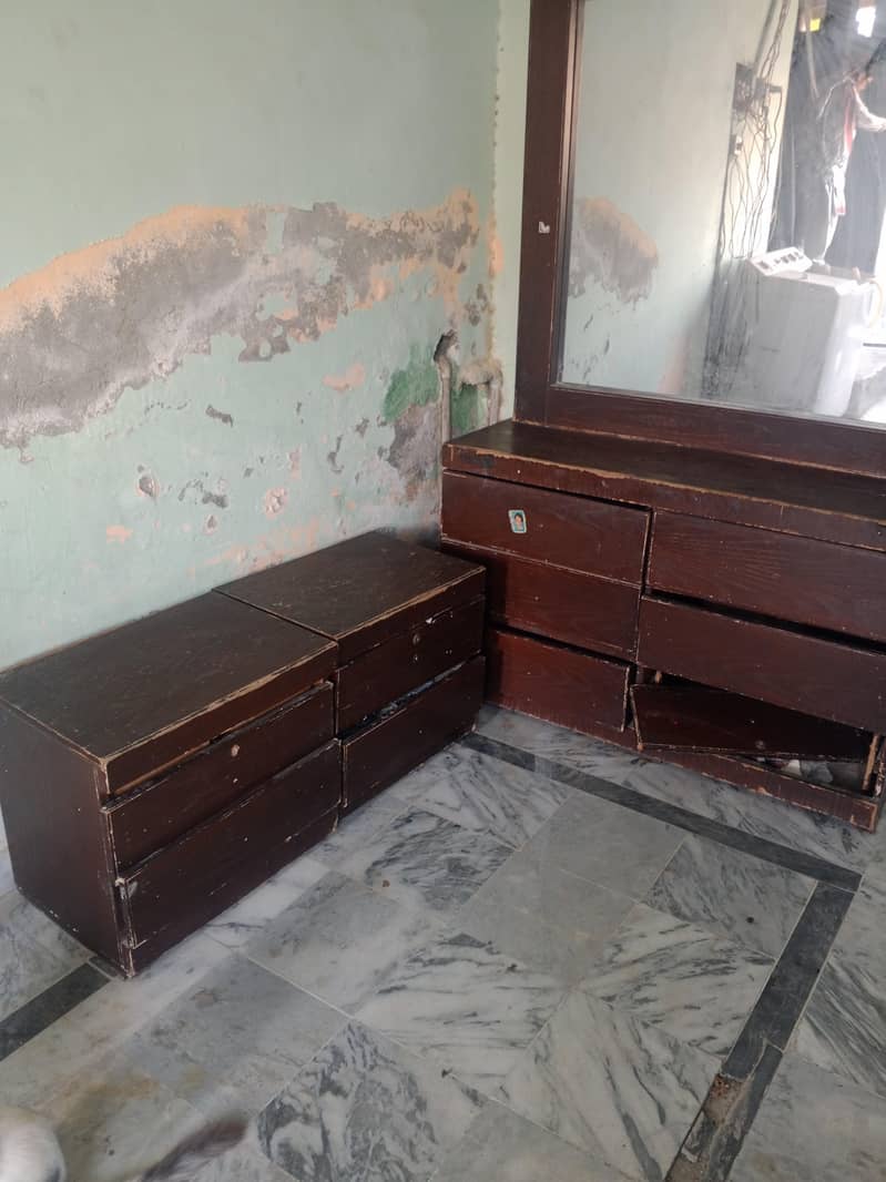 Dressing table & 2 side tables 3
