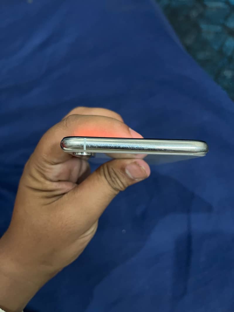 Apple iPhone XS Max 4