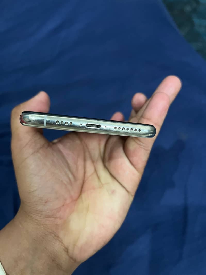 Apple iPhone XS Max 5