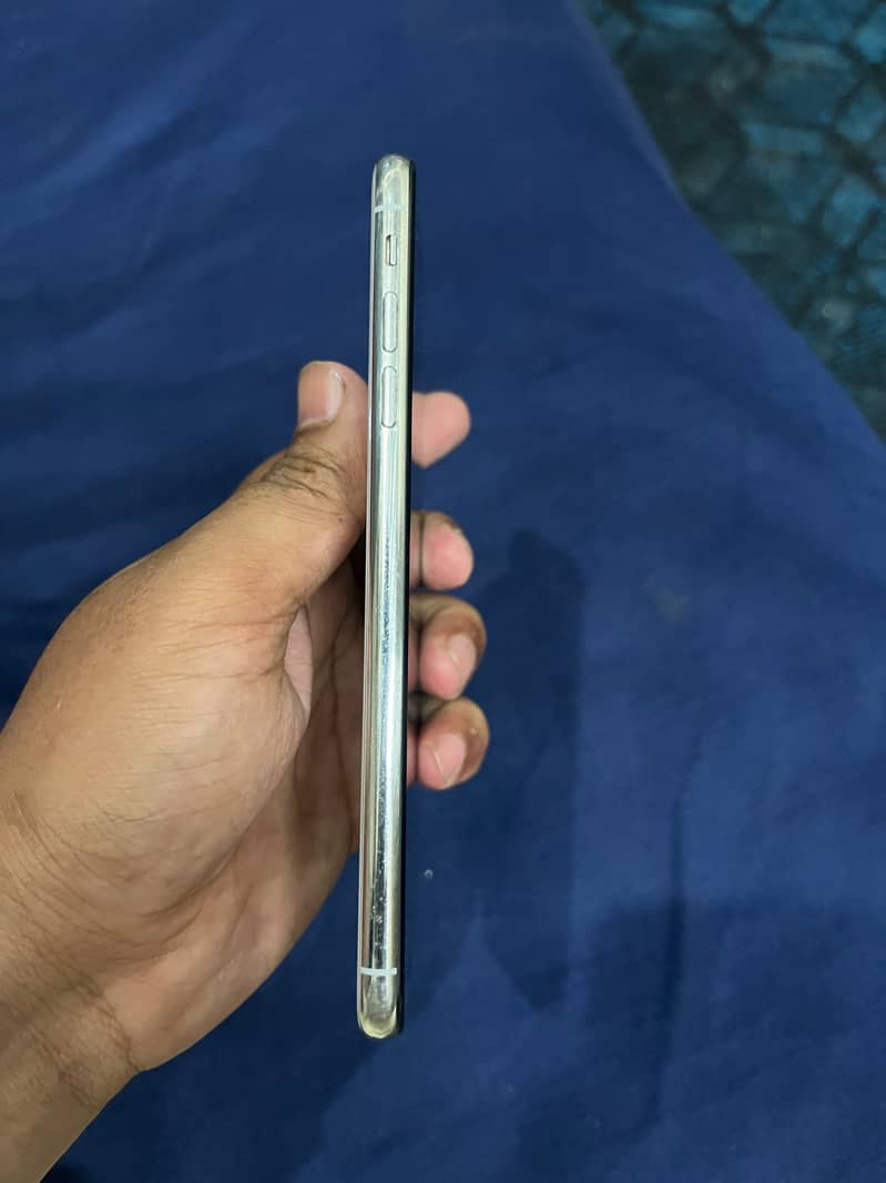 Apple iPhone XS Max 7
