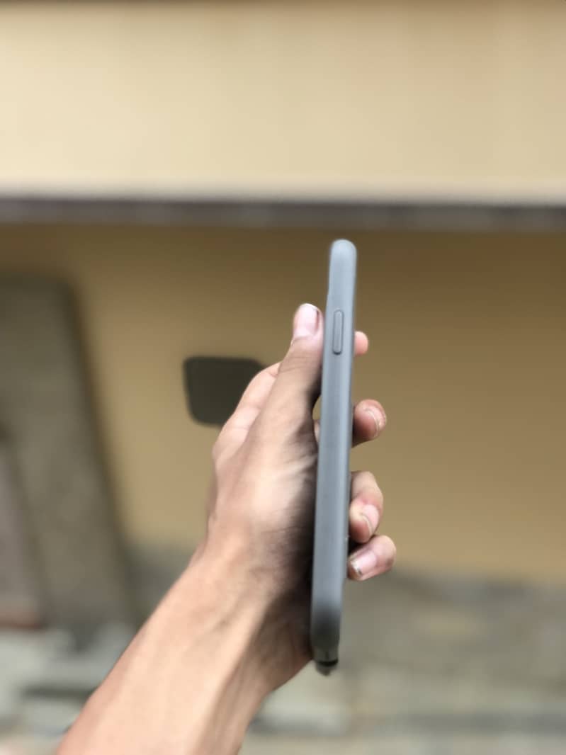 Apple iPhone XR 4