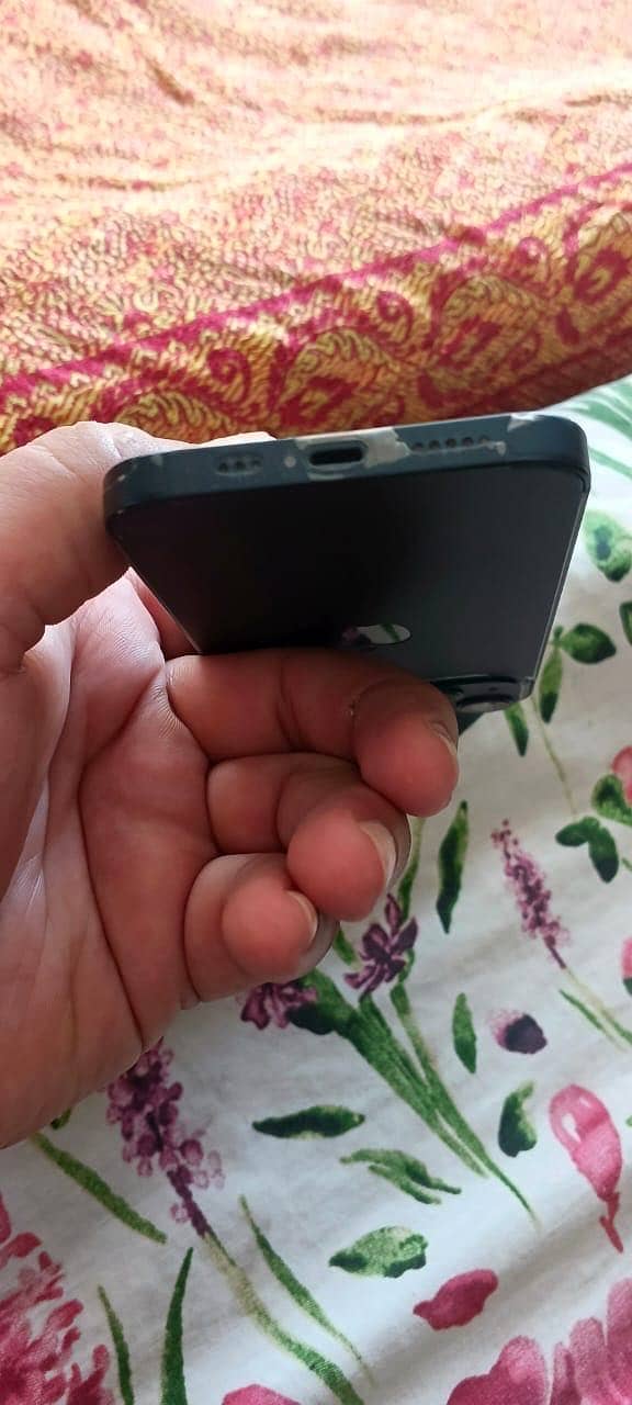 Apple iPhone 13 4