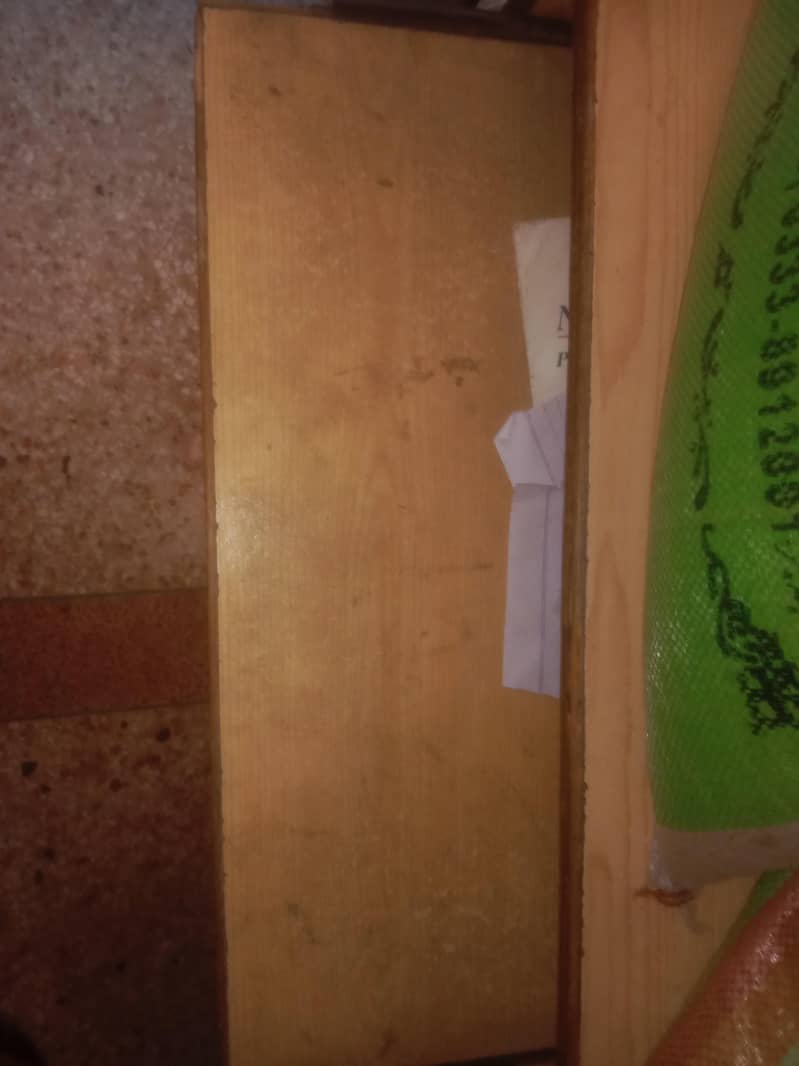 computer table ha  good condition ha 2