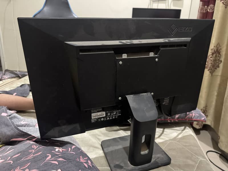 24 inch Borderless Display 3