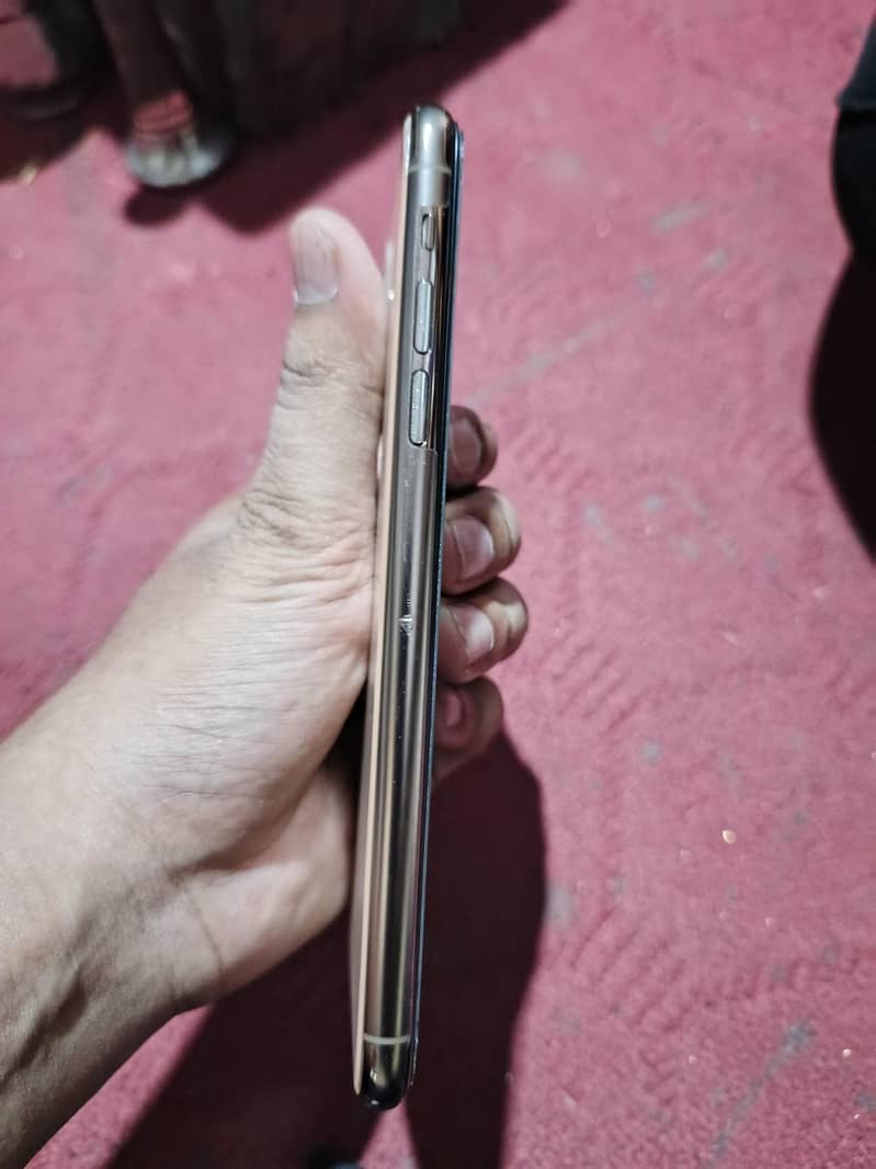 Apple iPhone 11 Pro Max 2