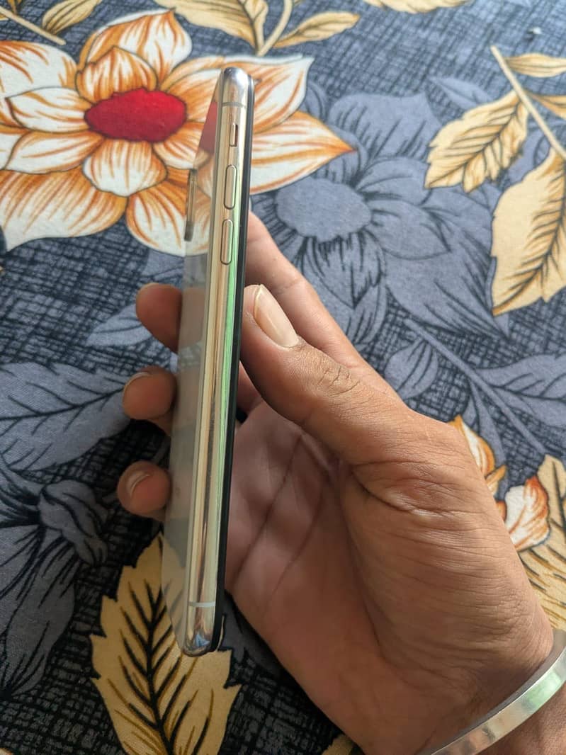 Apple iPhone X 3