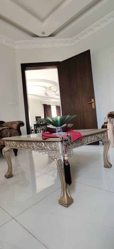 Center Table – Excellent Condition