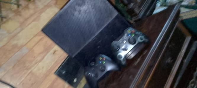 Xbox one500gb 10 10 condition 2 controllers pre install games  GTA v