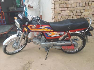 bilkol saf moter sakil hay 15000 km Chali hoi hay bayo matric mokha pa