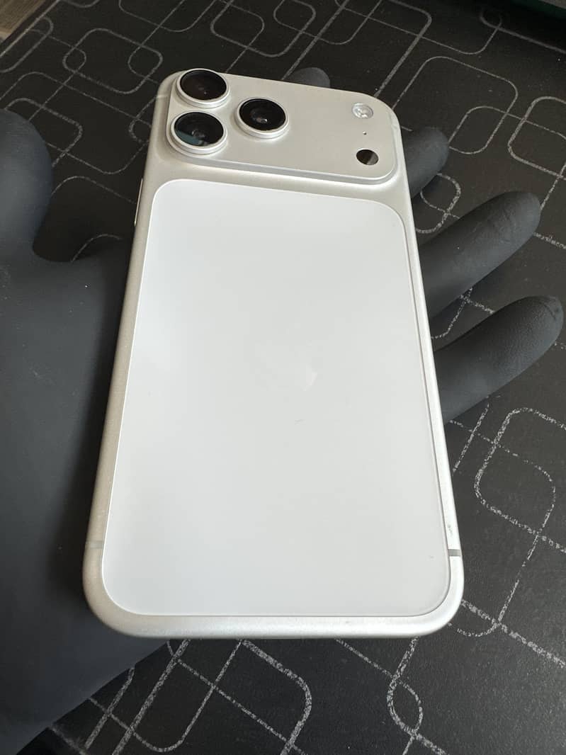 iPhone 17 Pro Max 3