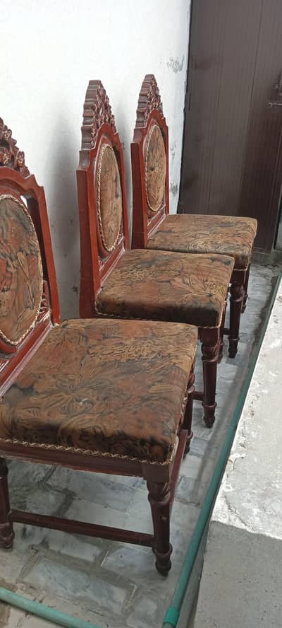 5 wooden chairs