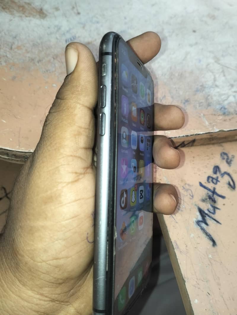 Apple iPhone 11 4