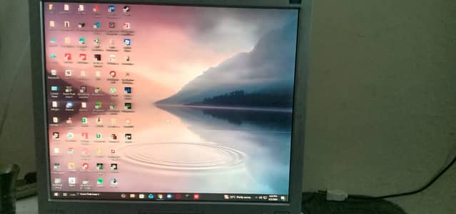 SELLING THIS 17INCH MONITOR THERE ARE SEVERAL DOTS OR LINE