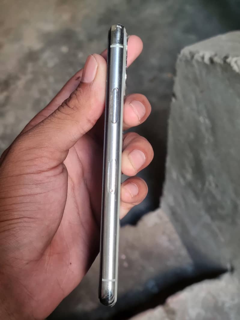Apple iPhone 11 Pro 2