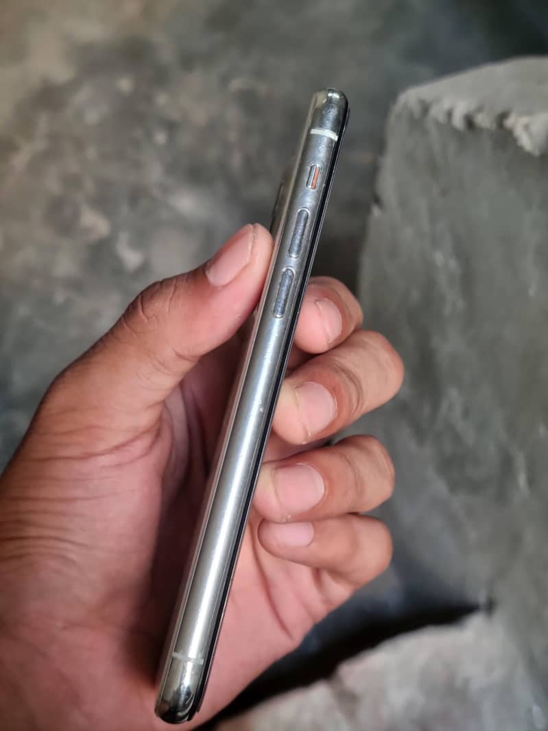 Apple iPhone 11 Pro 4