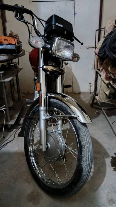 assalam o alaikum 10/10 zero meter confition h iski 9000.2200 km chli
