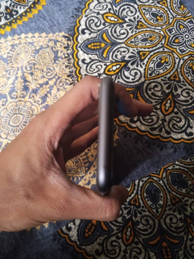 Apple iPhone 11 3