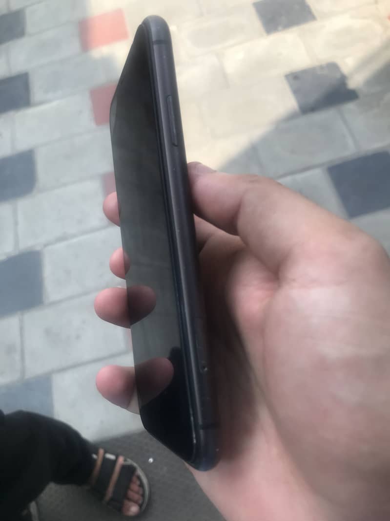 Apple iPhone 11 3