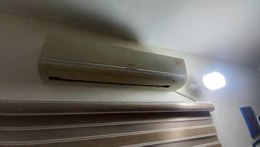 1.5ton Hitachi AC (No Bargaining) fix price