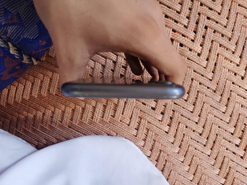 Apple iPhone 11 4
