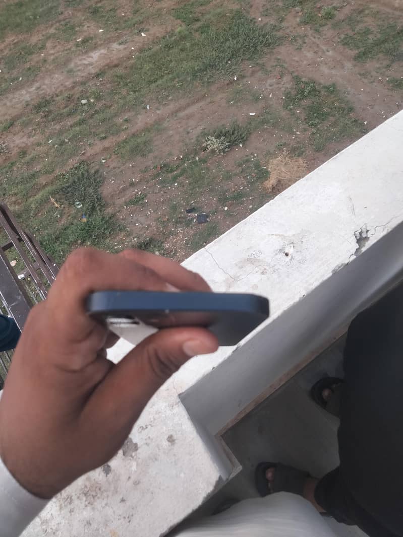 Apple iPhone 12 4