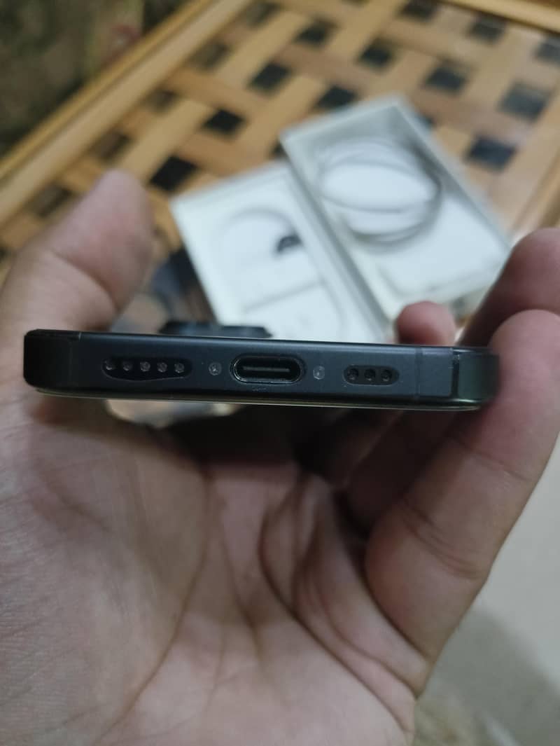 Apple iPhone 16 Pro 9