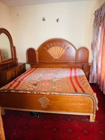 کنگ سائز کا بیڈ گدے کے ساتھ برائے فروخت
