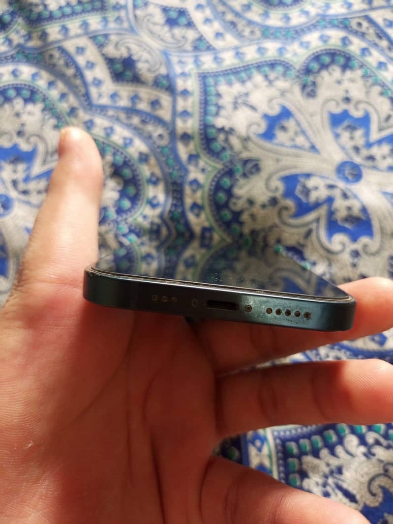 Apple iPhone 13 5