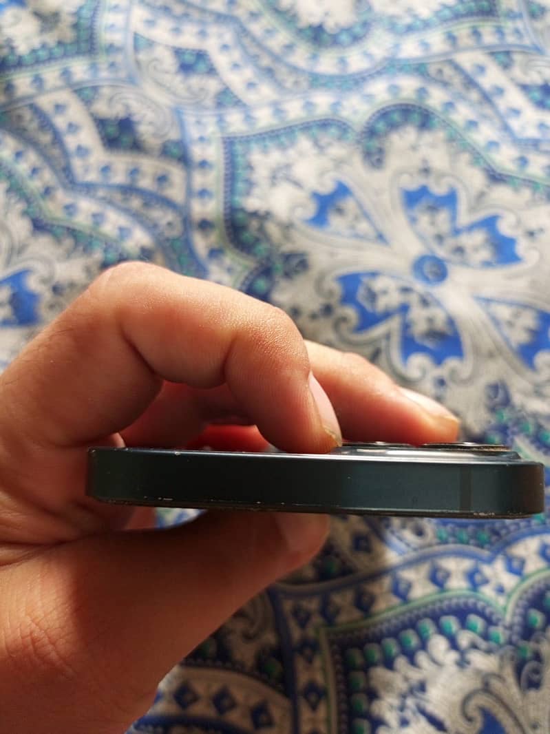 Apple iPhone 13 8