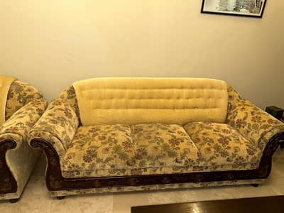 7 seater complete sofa set in lush condition