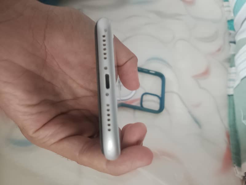Apple iPhone 11 3