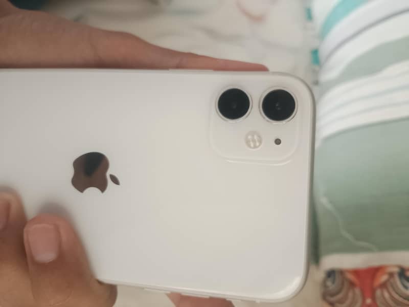 Apple iPhone 11 4