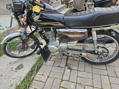 black 125SE