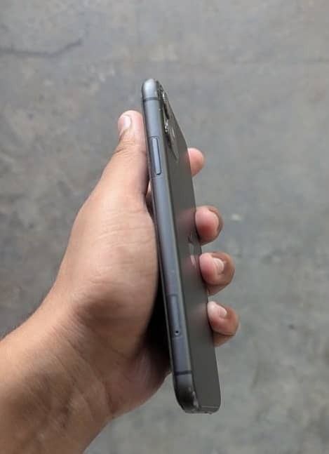 Apple iPhone 11 3