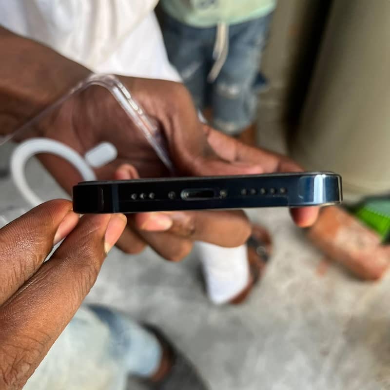 Apple iPhone 13 2